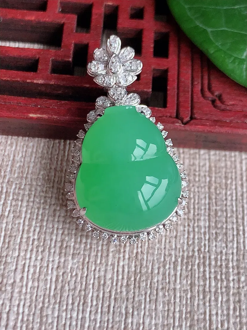 天然A货翡翠18K金伴甜绿葫芦吊坠尺寸31×17.7×13.5裸石17.6×14.8m量6.70g 0527