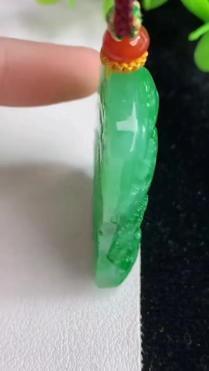 天然A货翡翠山水牌吊坠，尺寸49.5-34-9.2，重量:36.95g
5月28日
