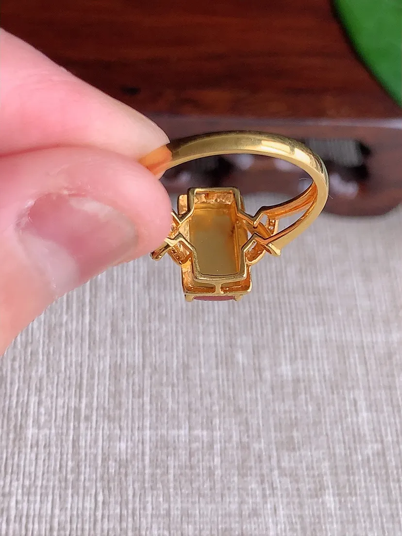 天然A货翡翠18K金伴钻镶嵌红翡马鞍戒指 圈口17.3裸石尺寸10×5mm 重量3.09g 0527