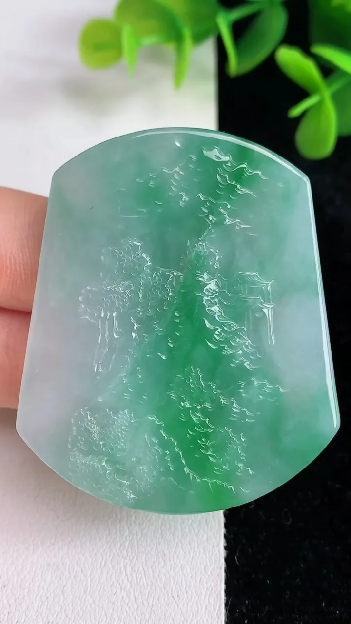 天然A货翡翠山水牌吊坠，尺寸50.8-42-7，重量:33.30g
5月28日