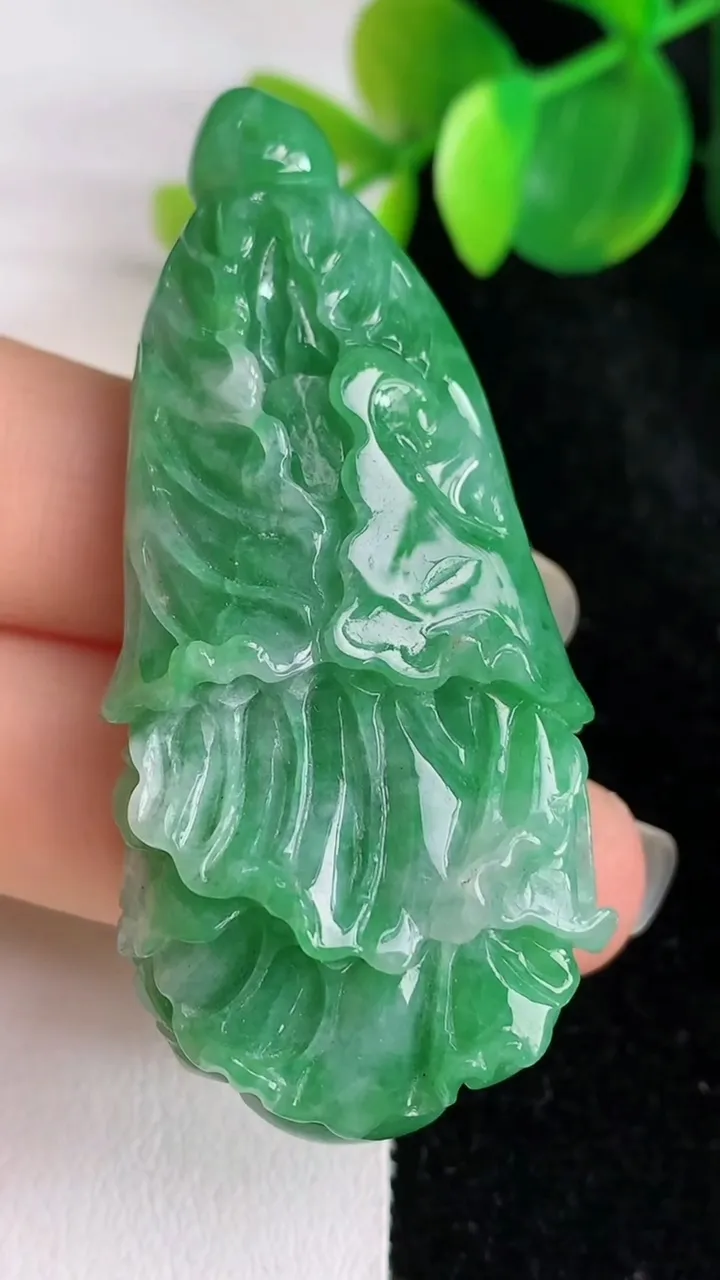 天然A货翡翠白菜吊坠，尺寸57.2-25.9-14.5，重:30.04g
5月28日