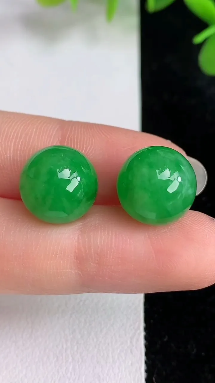 天然A货翡翠圆珠一对，尺寸12，重量:7.05g
5月28日