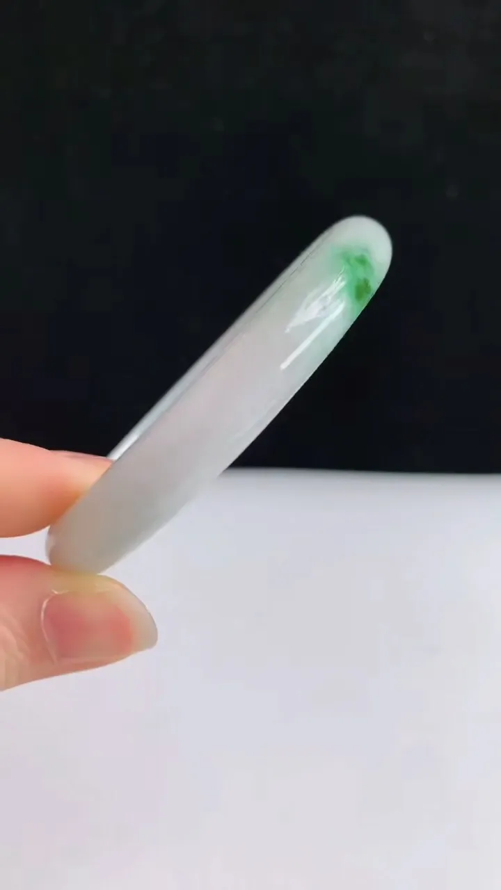 圈口54-55翡翠a货贵妃手镯尺寸54.7-48-9.5-6.2，重:30.55g5月28日