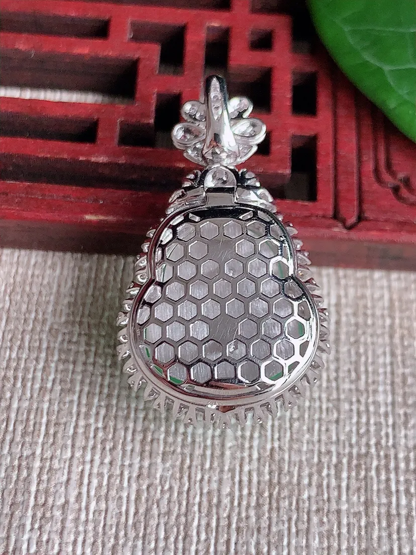 天然A货翡翠18K金伴甜绿葫芦吊坠尺寸31×17.7×13.5裸石17.6×14.8m量6.70g 