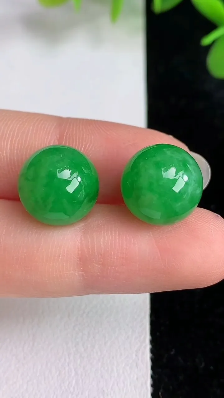 天然A货翡翠圆珠一对，尺寸12，重量:7.05g
5月28日