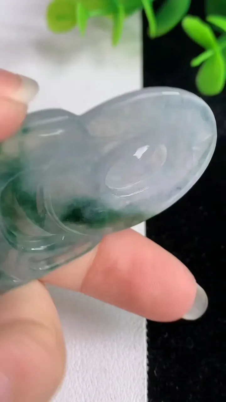 天然A货翡翠飘花观音菩萨吊坠，尺寸66-40.5-6.3，重量:30.16g
5月28日