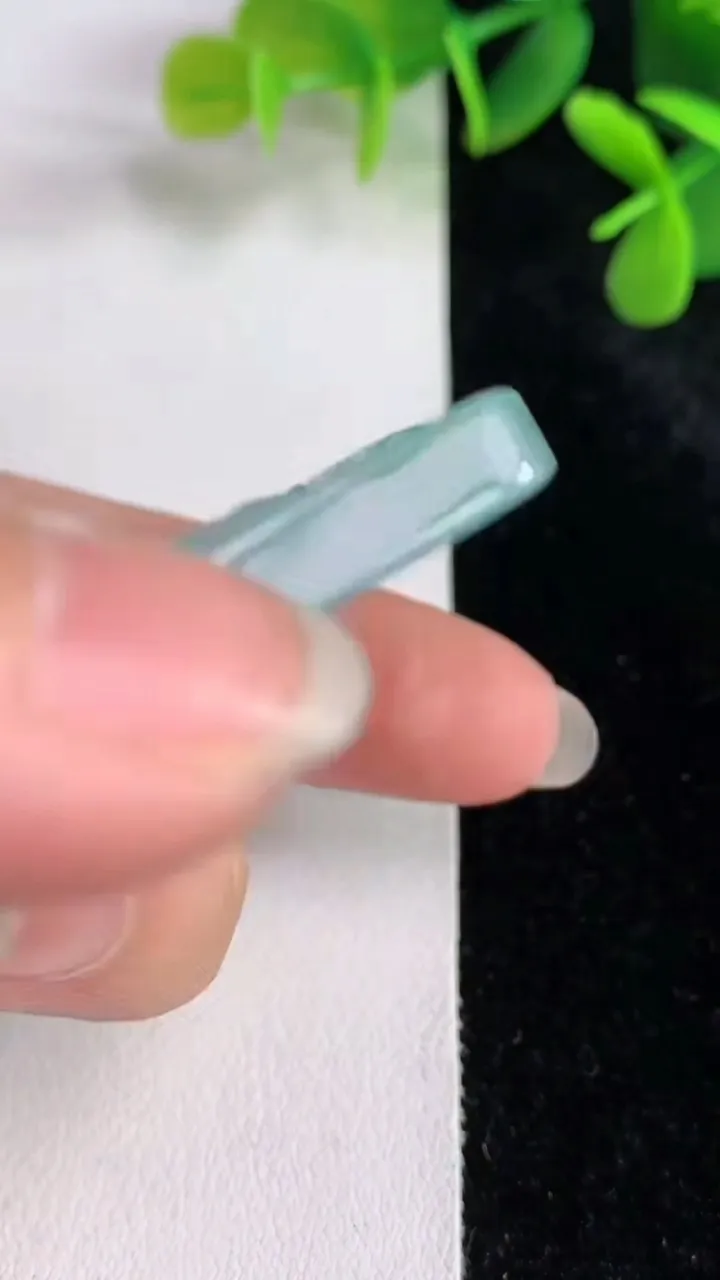 天然A货翡翠山水牌吊坠，尺寸50.8-42-7，重量:33.30g
5月28日