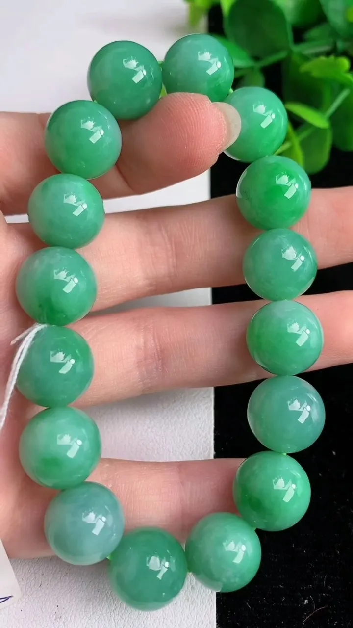 天然A货翡翠圆珠手串16颗，尺寸12.4，重量:51.64g5月28日
工厂直销收藏佳品,种好水足，