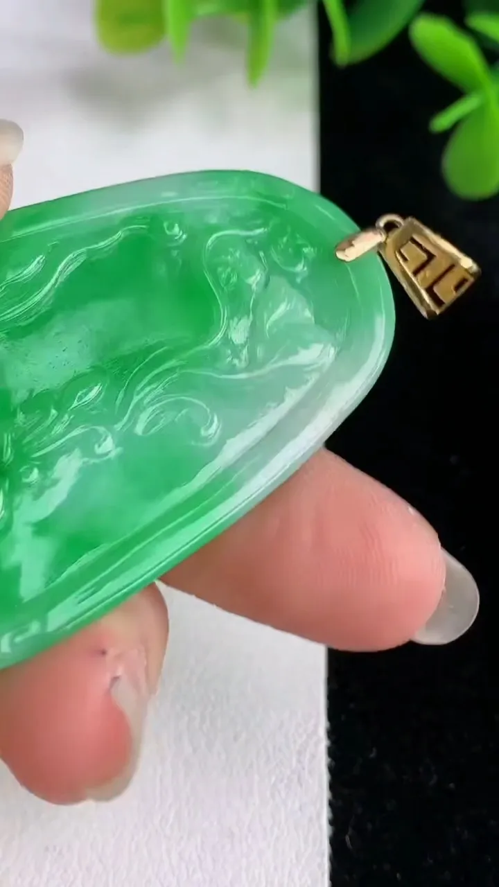 天然A货翡翠荷叶鱼吊坠，尺寸53.6-32.3-5.5，重量:21.53g
5月28日