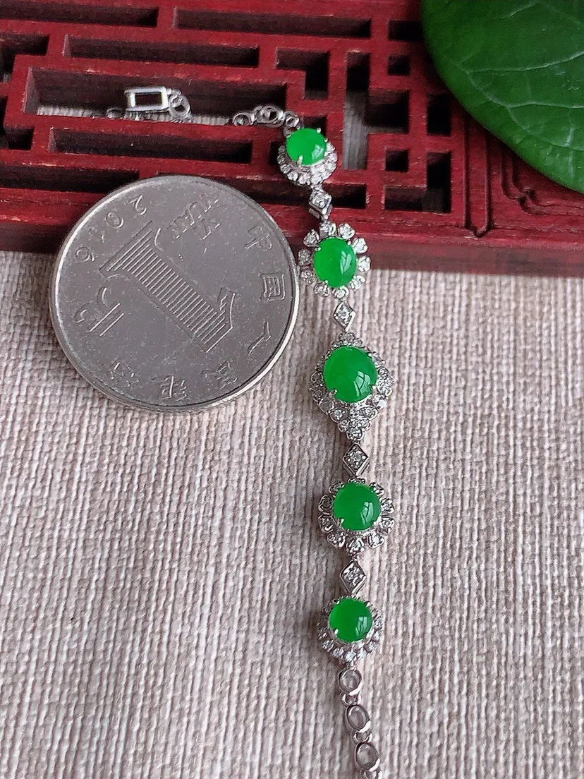 天然A货翡翠冰种18K金伴钻镶嵌阳绿蛋面手链 尺寸5.8×4.8×5.7mm 重量4.60g 0527