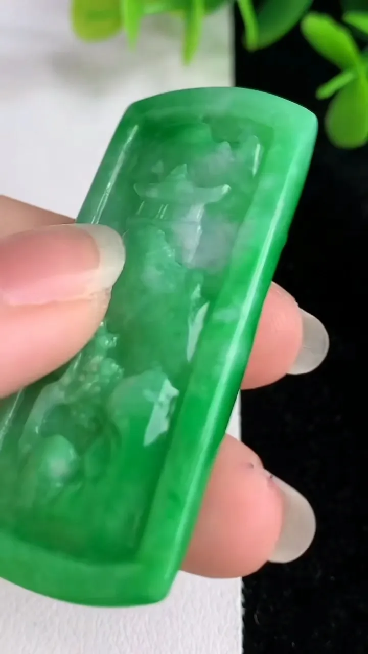 天然A货翡翠山水牌吊坠，尺寸52-22.8-9.2，重量:24.56g
5月28日