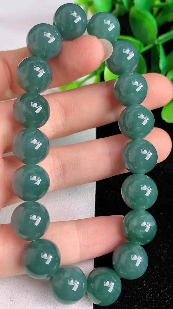 天然A货翡翠货蓝水圆珠手串18颗，尺寸11.8，重:49.61g5月28日
工厂直销收藏佳品,种好水足，色泽均匀，有种有色，上手高大气！