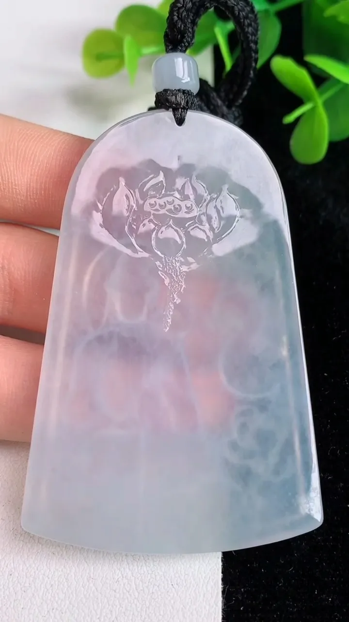 天然A货翡翠白冰大势至观音菩萨吊坠，尺寸65.5-43.7-5，重量:38.88g
5月28日