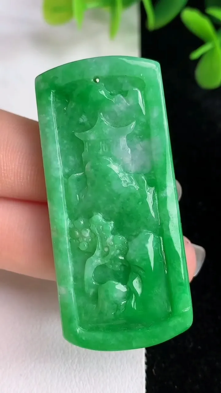 天然A货翡翠山水牌吊坠，尺寸52-22.8-9.2，重量:24.56g
5月28日