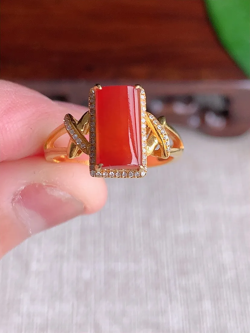 天然A货翡翠18K金伴钻镶嵌红翡马鞍戒指 圈口17.3裸石尺寸10×5mm 重量3.09g 0527