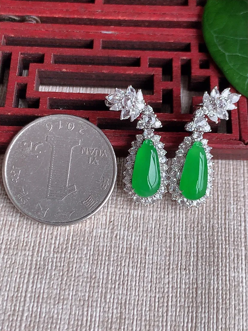 天然A货翡翠18K金伴钻镶嵌阳绿福瓜耳坠 尺寸12×6×7mm 重量6.70g 0527