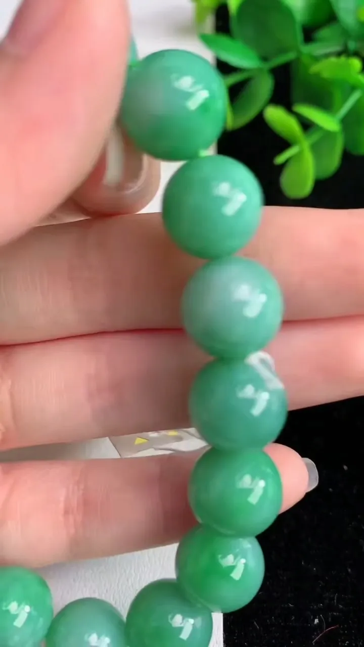 天然A货翡翠圆珠手串16颗，尺寸12.4，重量:51.64g5月28日
工厂直销收藏佳品,种好水足，色泽均匀，有种有色，上手高大气！