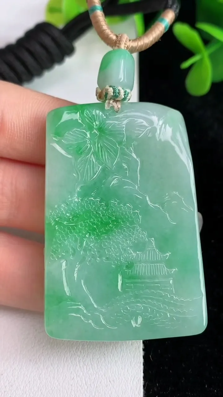 天然A货翡翠山水牌吊坠，尺寸49.7-33.5-8，重量:39.54g
5月28日