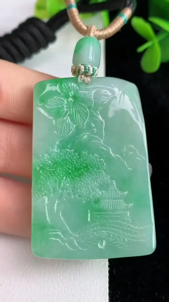 天然A货翡翠山水牌吊坠，尺寸49.7-33.5-8，重量:39.54g
5月28日