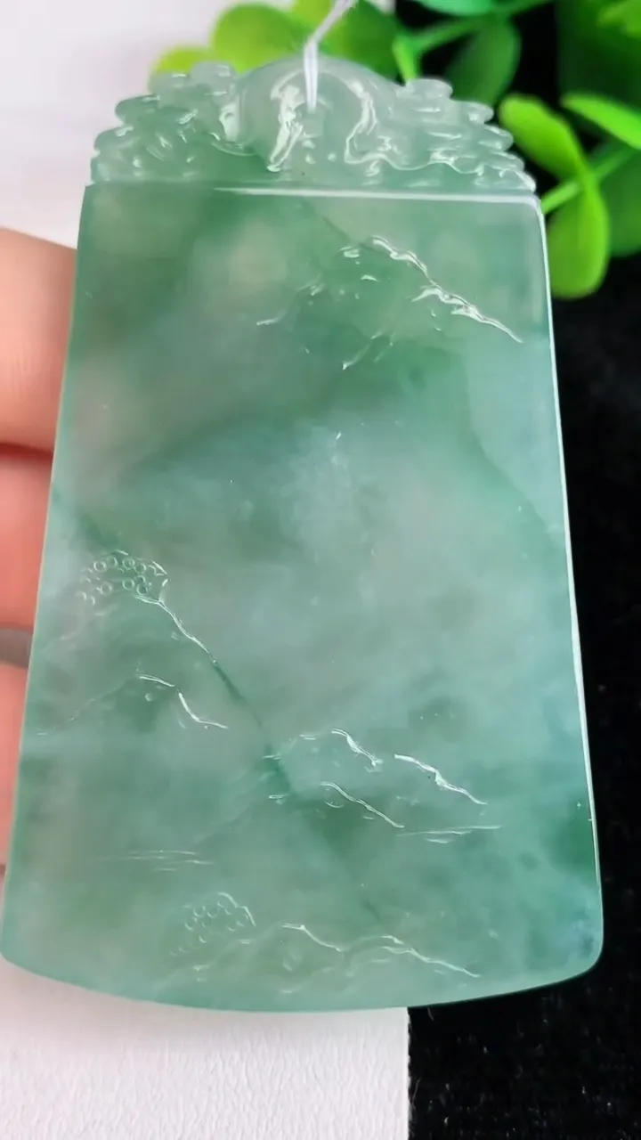 天然A货翡翠山水牌吊坠，尺寸72-45.4-5.6，重量:43.10g
5月28日