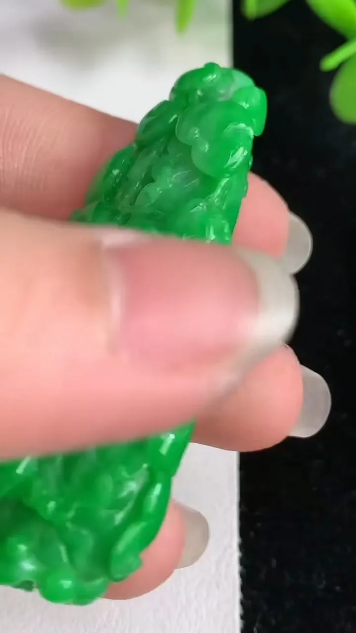 天然A货翡翠白菜吊坠，尺寸55-25.5-15.6，重量:28.92g
5月28日