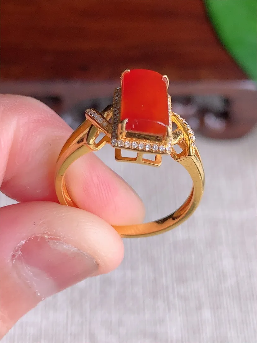 天然A货翡翠18K金伴钻镶嵌红翡马鞍戒指 圈口17.3裸石尺寸10×5mm 重量3.09g 0527