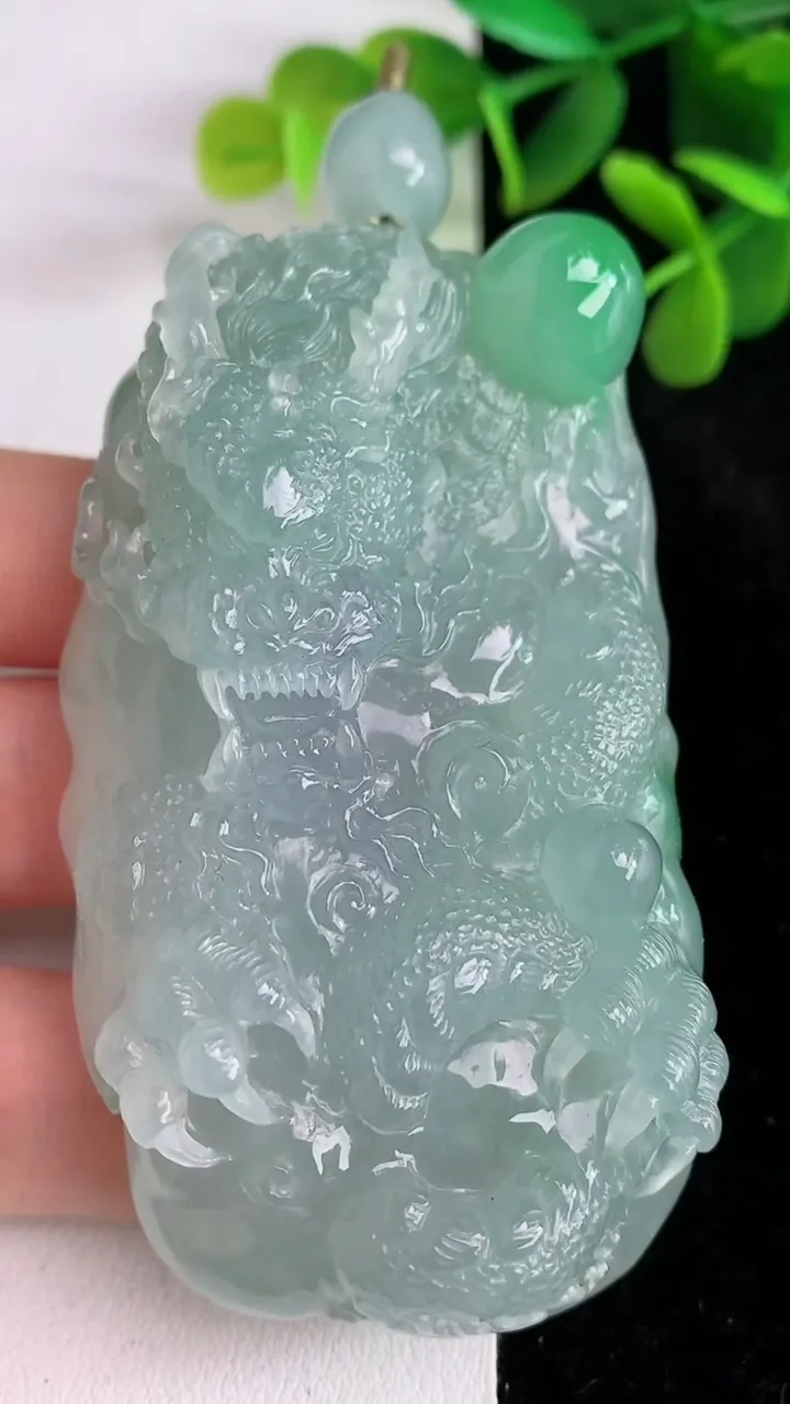 天然A货翡翠龙牌吊坠，尺寸71.4-40.4-18.8，重量:103.11g
5月28日