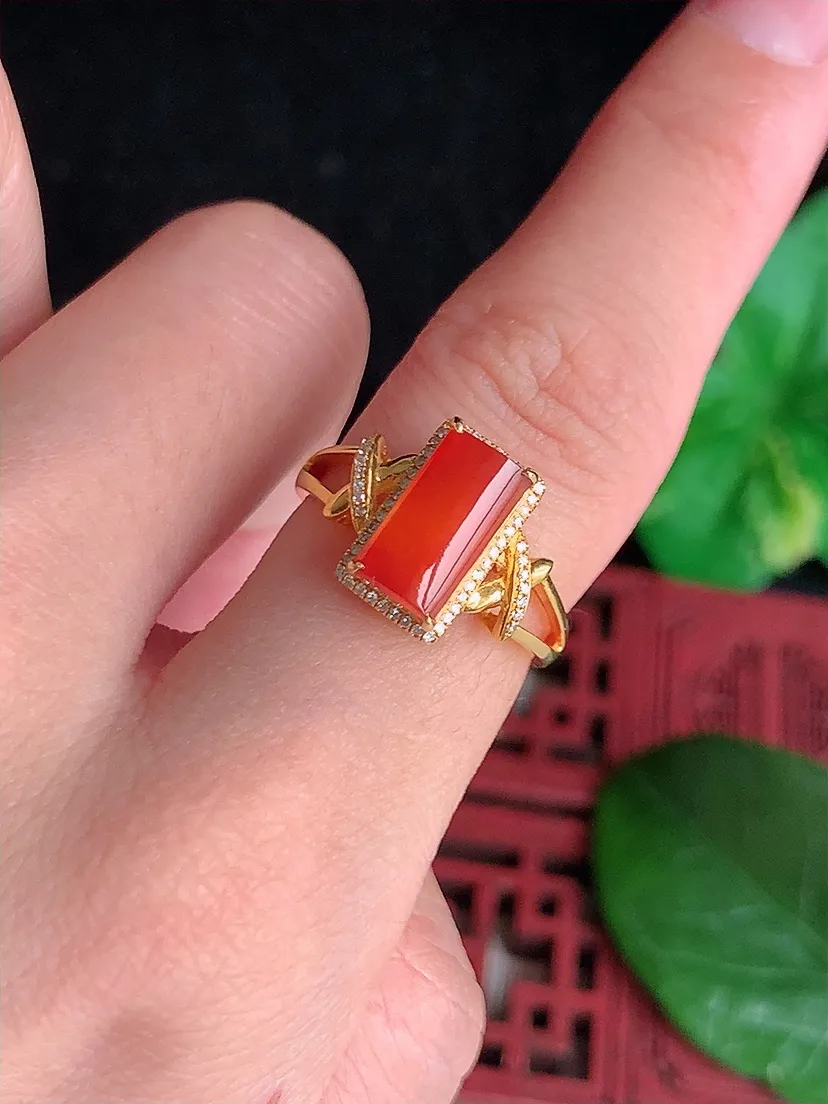天然A货翡翠18K金伴钻镶嵌红翡马鞍戒指 圈口17.3裸石尺寸10×5mm 重量3.09g 0527