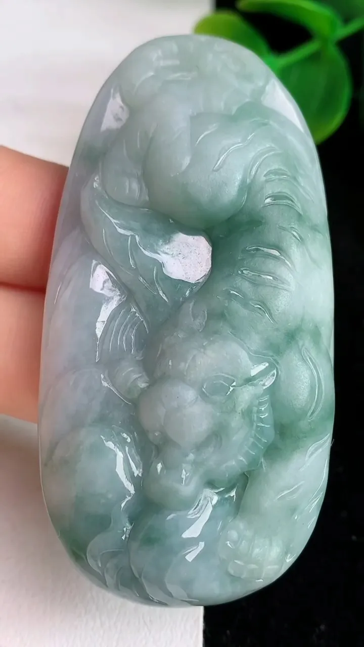 天然A货翡翠生肖虎吊坠，尺寸64.8-33.4-10.6，重:40.26g
5月28日