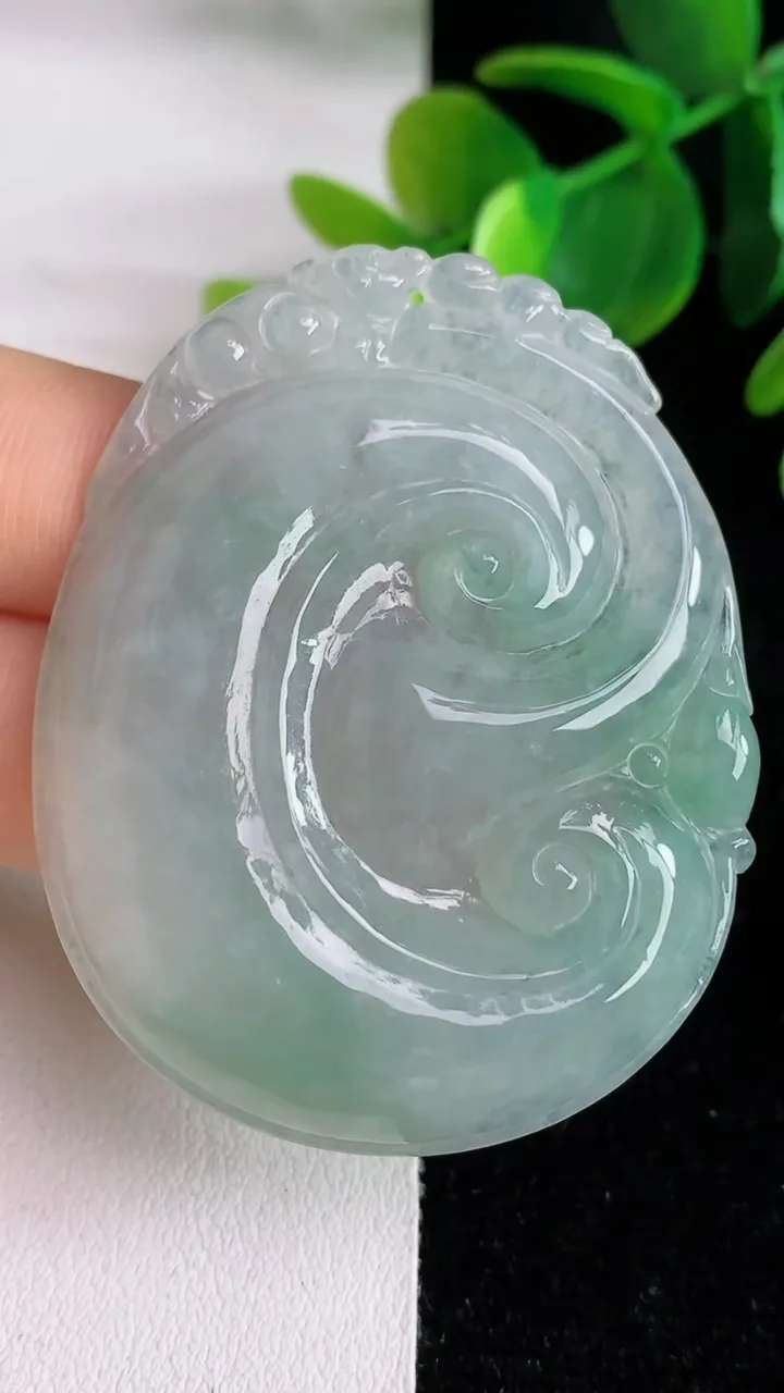 天然A货翡翠如意吊坠，尺寸53-41.7-5.7，重:22.68g
5月28日