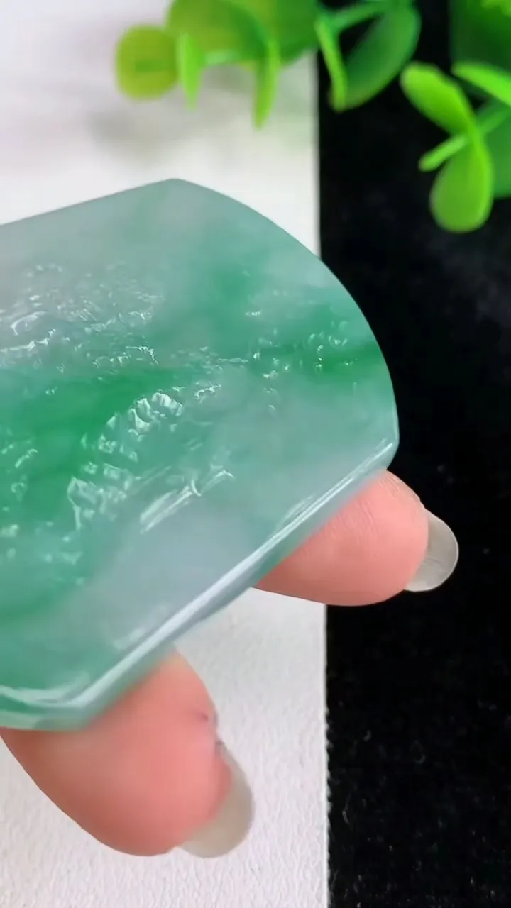 天然A货翡翠山水牌吊坠，尺寸50.8-42-7，重量:33.30g
5月28日
