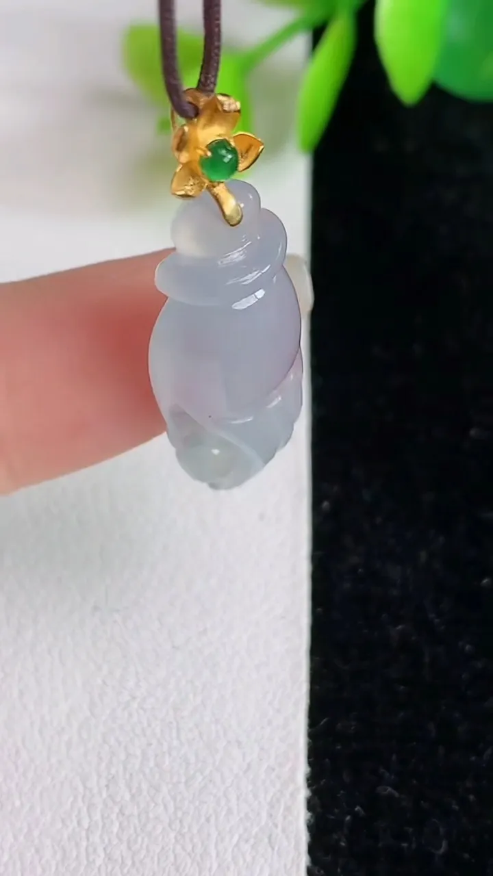 天然A货翡翠白冰掌上明珠吊坠，尺寸26.8-10.7-5，重量:2.58g5月29日
工厂直销收藏佳品,种好水足，色泽均匀，有种有色，上手高大气！