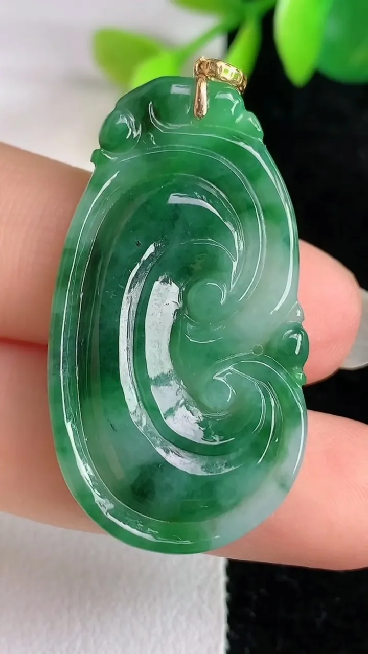 天然A货翡翠如意吊坠，尺寸38-20.8-4，重量:6.10g
5月29日
