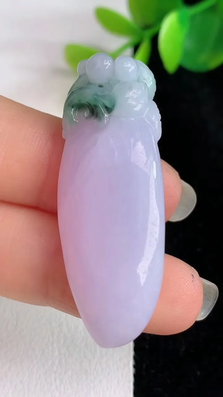天然A货翡翠紫罗兰 飘花灵猴献瑞 福瓜吊坠，尺寸42.2-15.6-10.7，重量:13.03g
5月29日