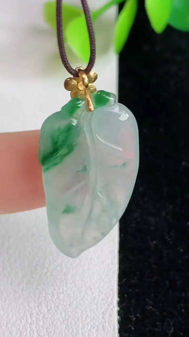 天然A货翡翠金枝玉叶 叶子吊坠，尺寸24-14.7-3.6，重量:2.87g
5月29日