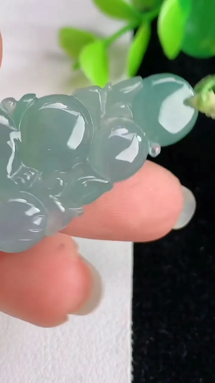 天然A货翡翠生肖猴吊坠，尺寸38.5-20.3-5.6，重量:7.46g
5月29日