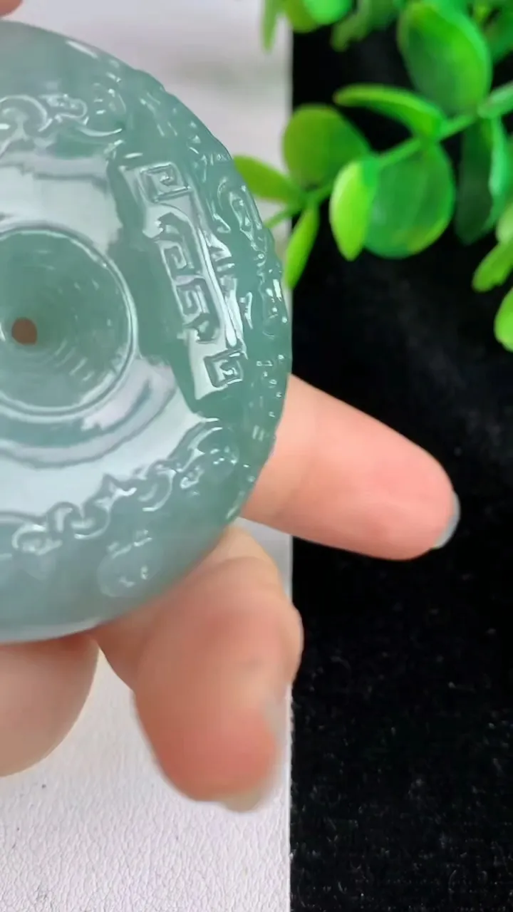 天然A货翡翠雕花平安扣吊坠，尺寸51-12，重量:64.05g
5月29日