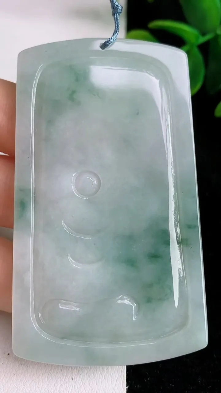 天然A货翡翠飘花文殊菩萨吊坠，尺寸70.7-41.8-4.6，重量:35.20g
5月29日