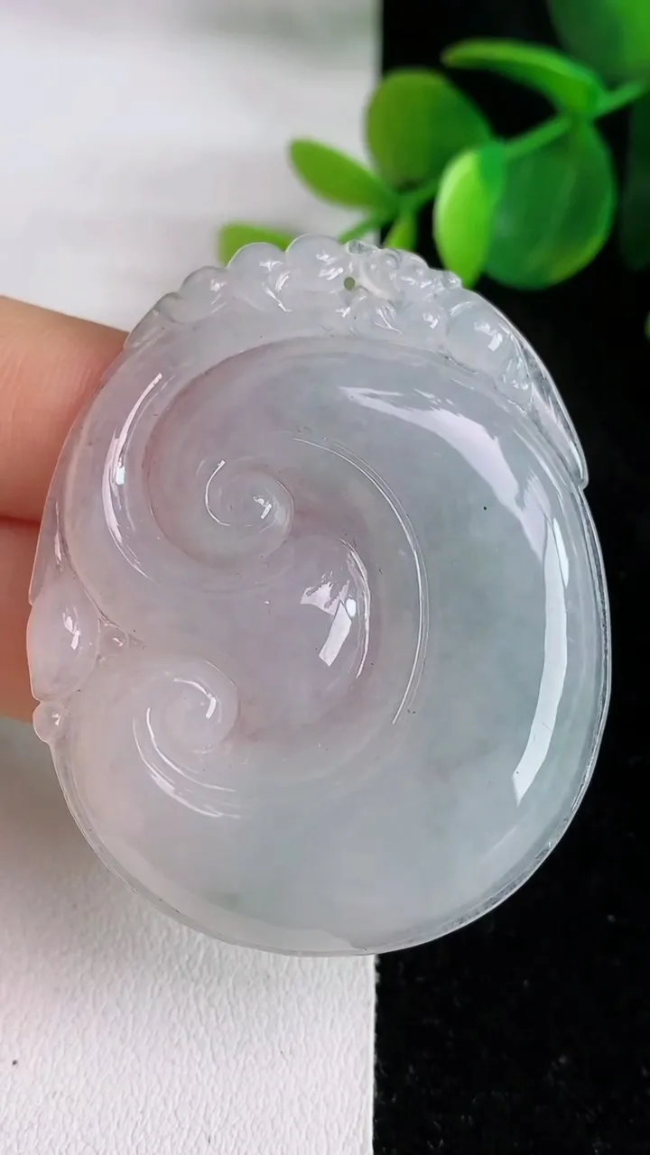 天然A货翡翠白冰如意吊坠，尺寸51.2-41.4-5.4，重量:20.13g
5月29日