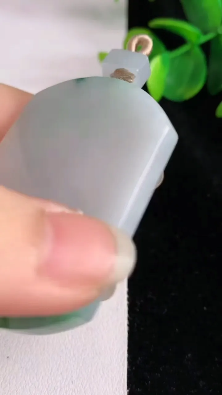天然A货翡翠飘花无事牌吊坠，尺寸51.3-40-5.6，重量:34.90g
5月29日