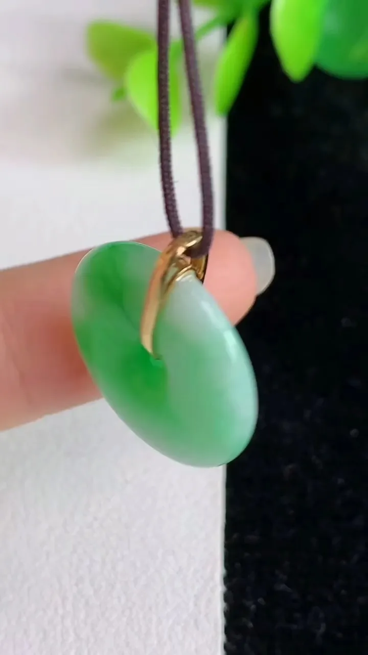 天然A货翡翠平安扣吊坠，尺寸19.2-3.6，重量:3.36g
5月29日