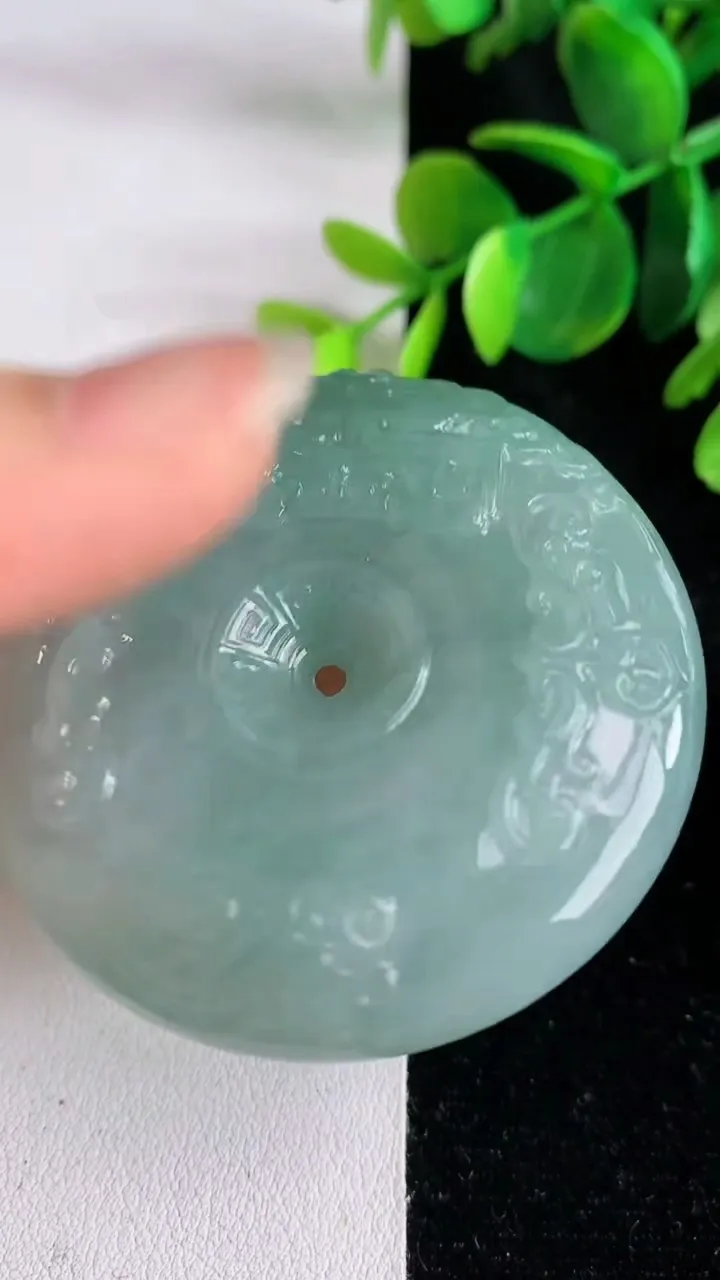 天然A货翡翠雕花平安扣吊坠，尺寸51-12，重量:64.05g
5月29日
