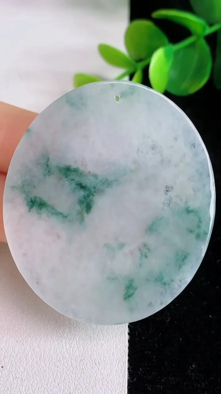 天然A货翡翠飘花生肖兔吊坠，尺寸50-44.8-5.7，重量:24.42g
5月29日