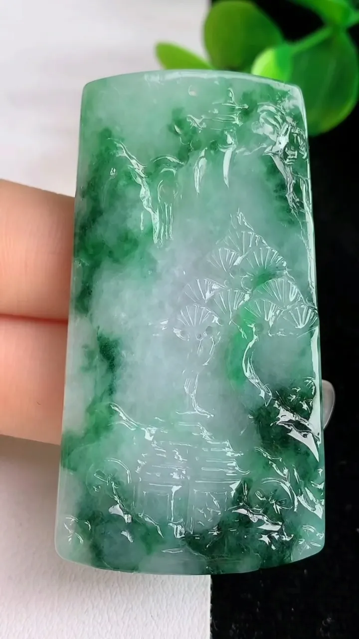 天然A货翡翠山水牌吊坠，尺寸56.8-30.5-5.2，重量:23.25g
5月29日
