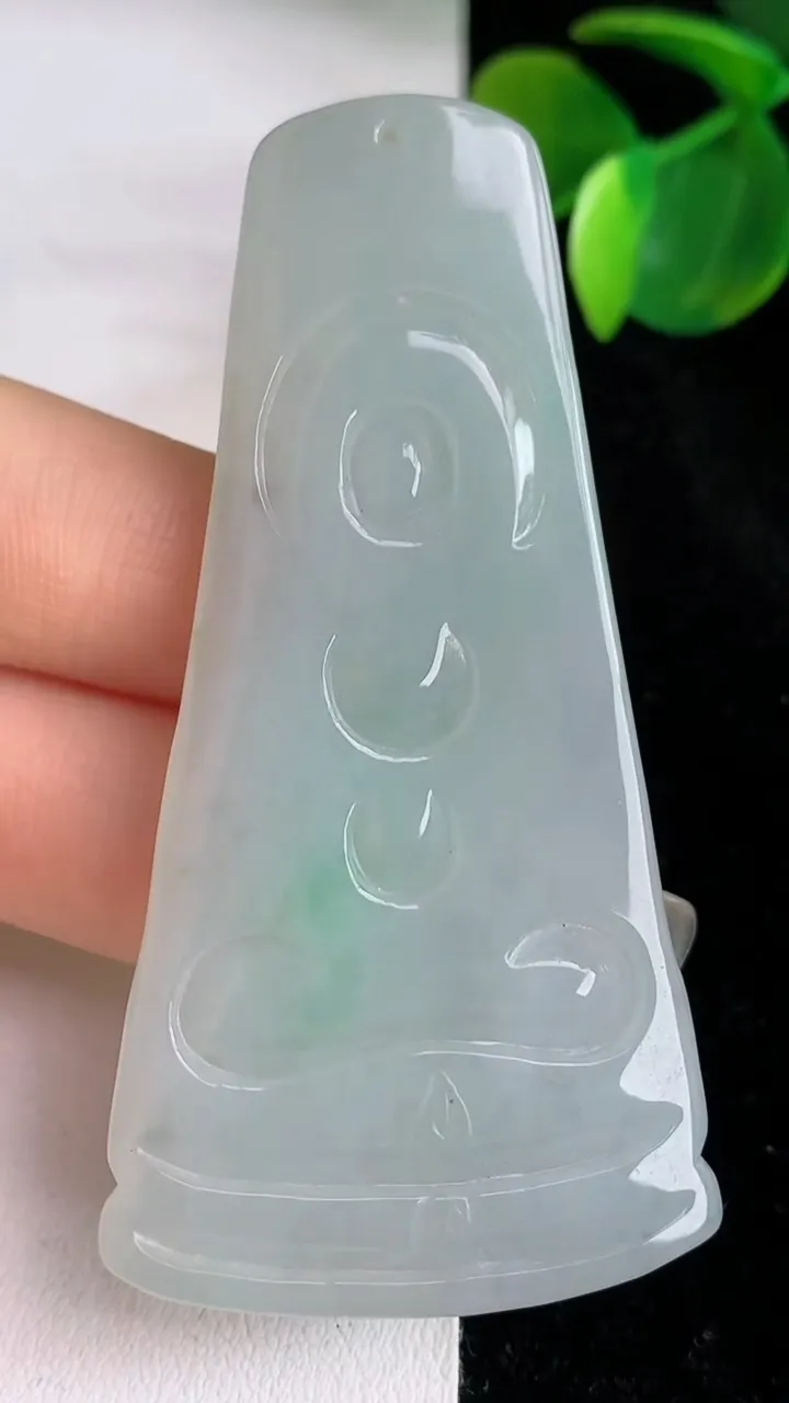 天然A货翡翠观音菩萨吊坠，尺寸67-33.6-8.2，重量:29.86g
5月29日