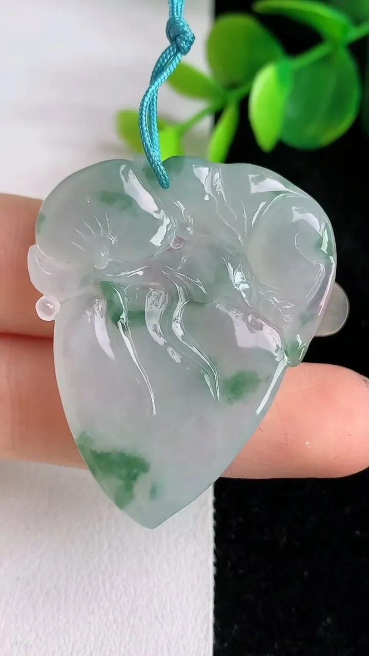 天然A货翡翠飘花灵猴献瑞 寿桃吊坠，尺寸40.8-33.3-5.5，重量:12.25g
5月29日
