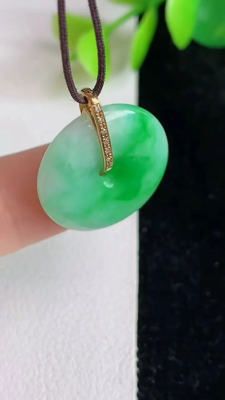 天然A货翡翠平安扣吊坠，尺寸19.2-3.6，重量:3.36g
5月29日
