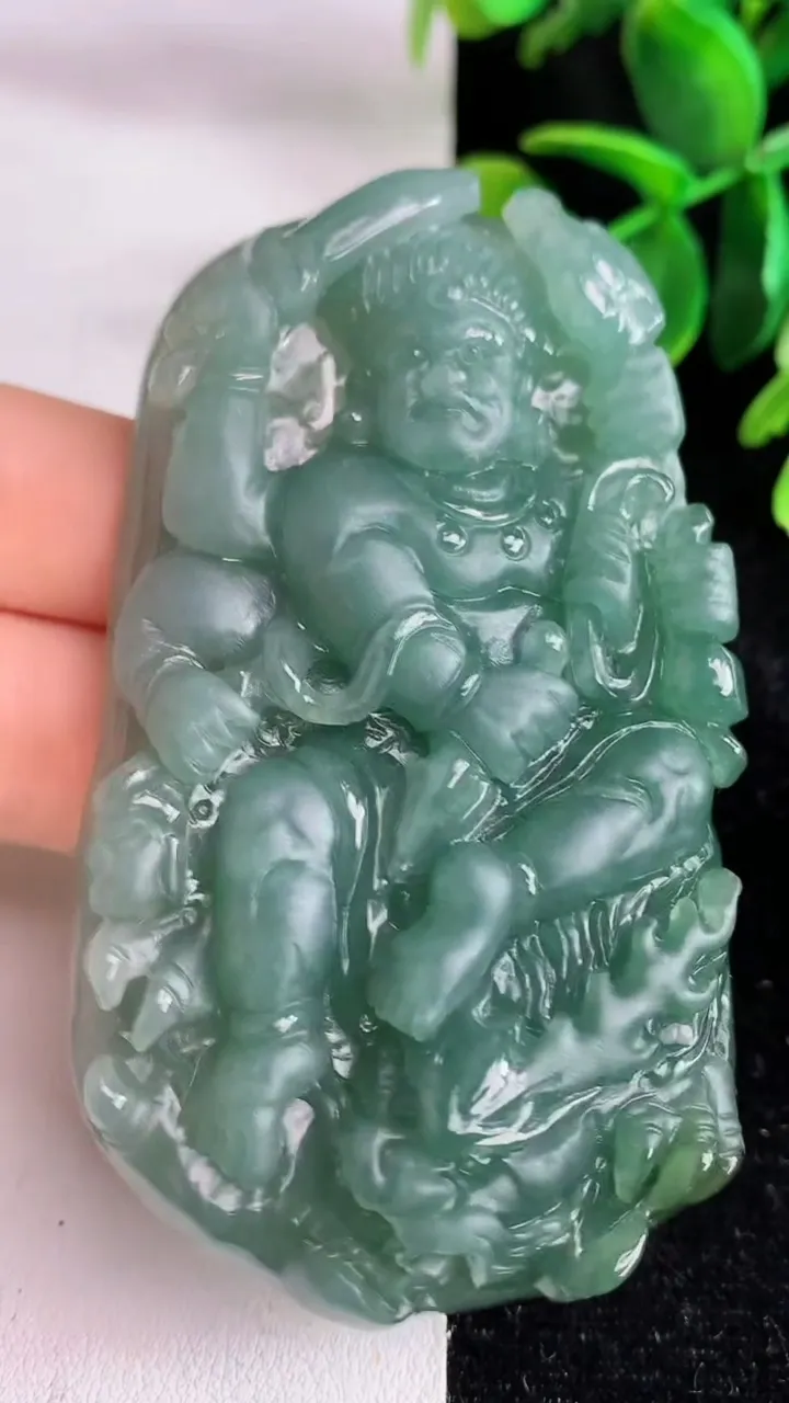 天然A货翡翠蓝水祥龙不动明王吊坠，尺寸77-44.4-11.7，重量:81.47g
5月29日