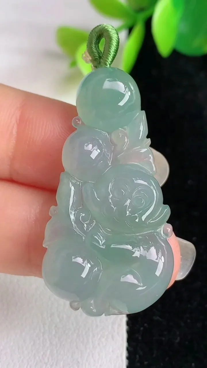 天然A货翡翠生肖猴吊坠，尺寸38.5-20.3-5.6，重量:7.46g
5月29日