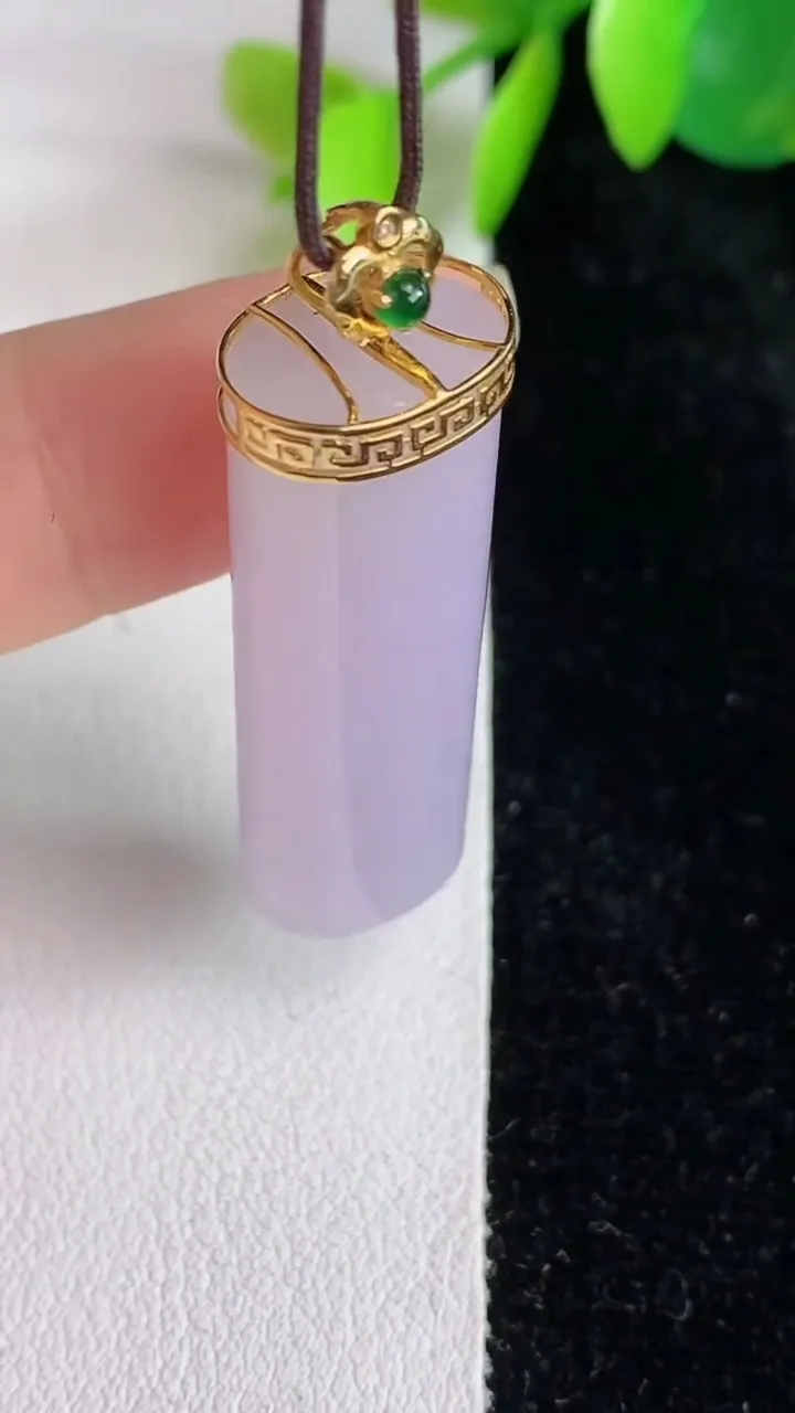 天然A货翡翠k金紫罗兰平安柱吊坠，尺寸34.2-12-8.7，重量:10.32g
5月29日